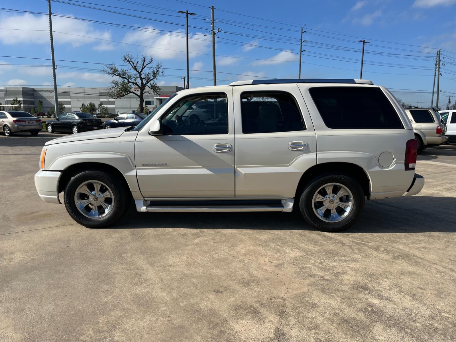 2002 white /TAN Cadillac Escalade 2WD (1GYEC63T62R) with an 5.3L V8 OHV 16V engine, 4-Speed Automatic Overdrive transmission, located at 14700 Tomball Parkway 249, Houston, TX, 77086, (281) 444-2200, 29.928619, -95.504074 - Photo #3